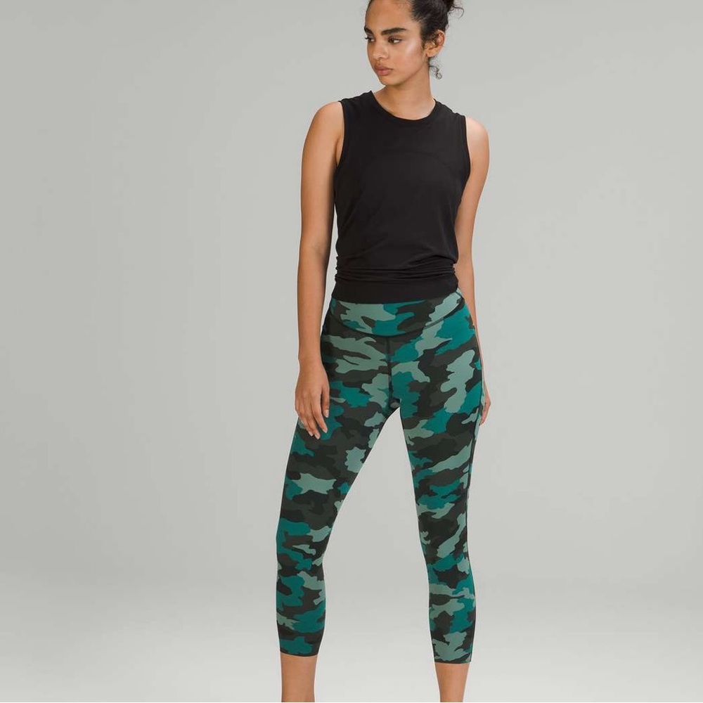 Lululemon Women’s Camo Base Pace High Rise Crop Size 18 Style# W6BR5S